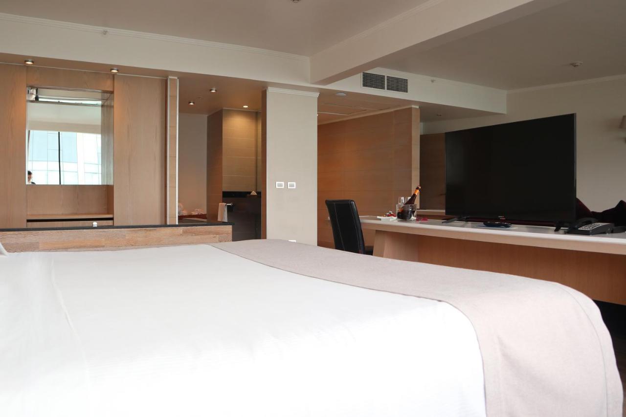 Hotel Wyndham Concepcion Pettra Exterior foto A room at the hotel