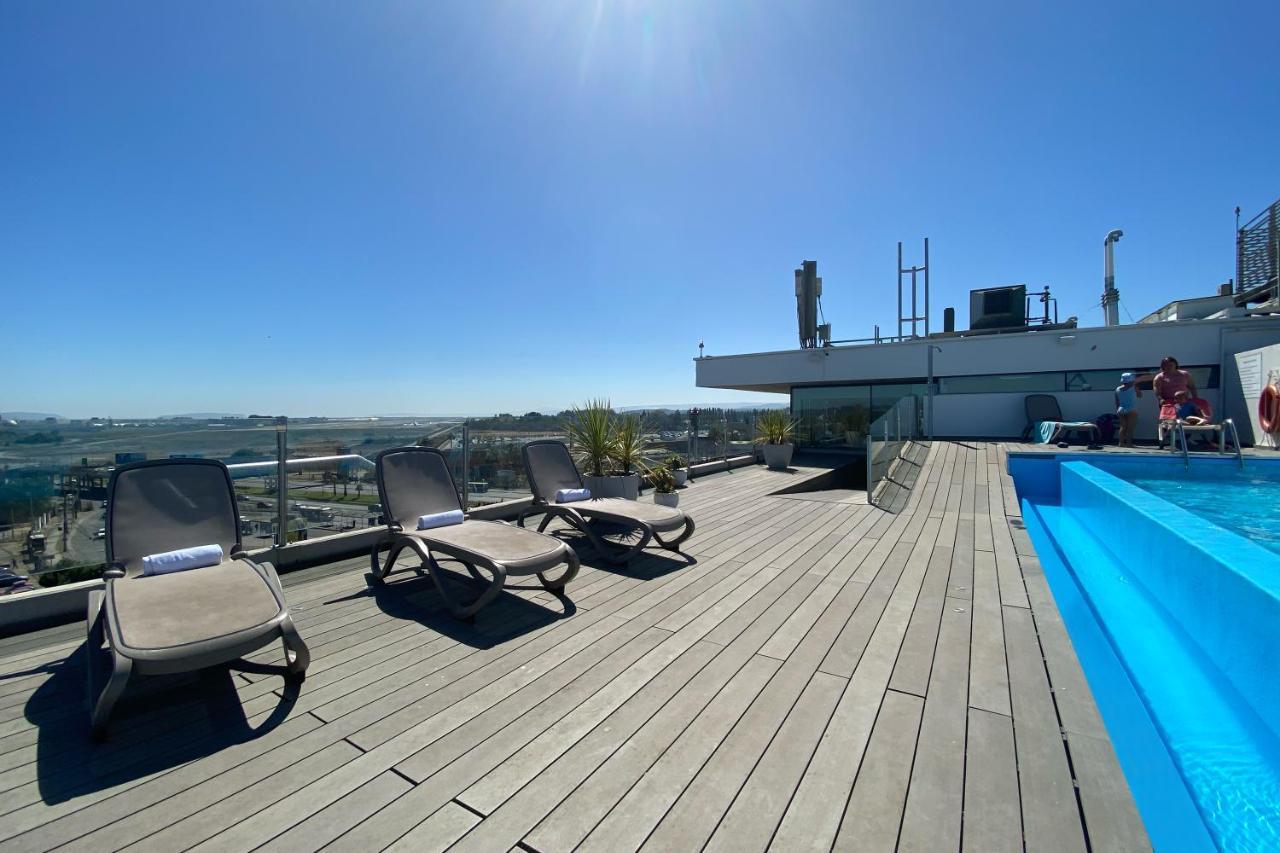 Hotel Wyndham Concepcion Pettra Exterior foto Rooftop pool at the hotel