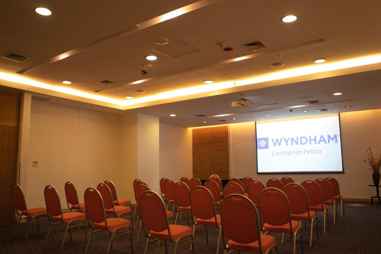 Hotel Wyndham Concepcion Pettra Exterior foto A meeting room at the hotel