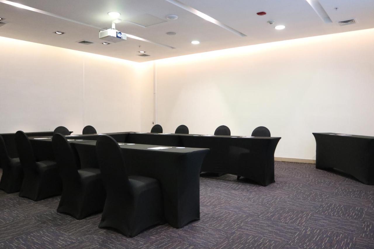 Hotel Wyndham Concepcion Pettra Exterior foto A meeting room at the hotel