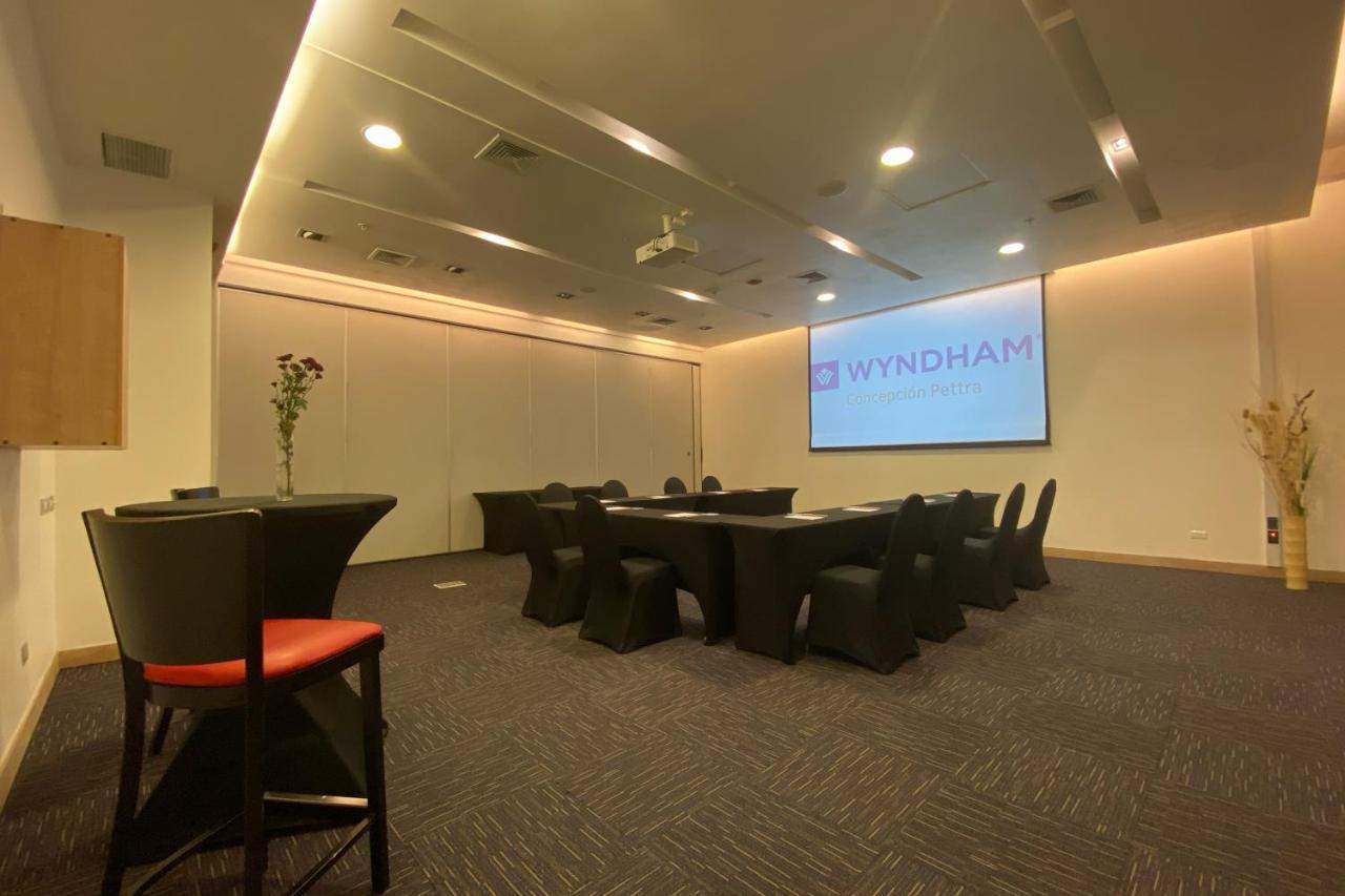 Hotel Wyndham Concepcion Pettra Exterior foto The boardroom at the Wyndham office in Singapore