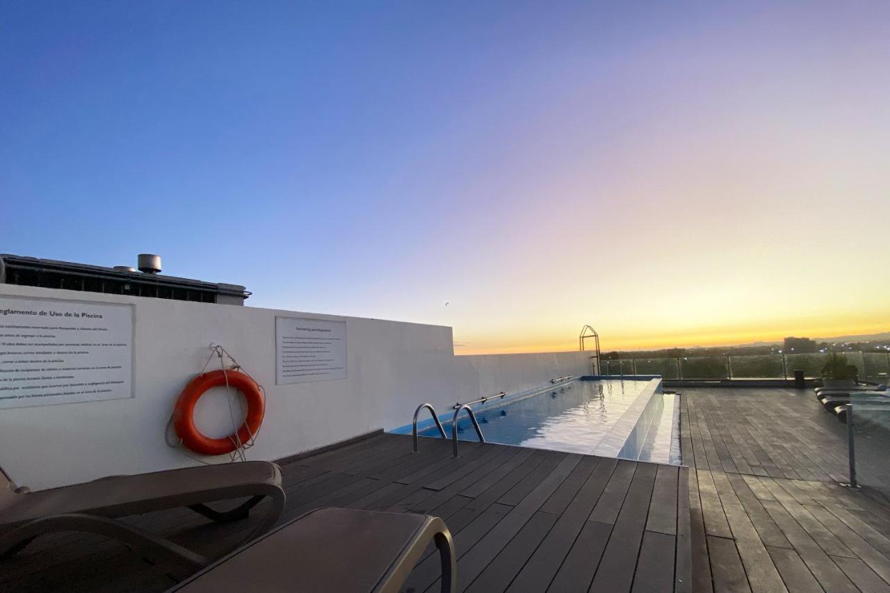 Hotel Wyndham Concepcion Pettra Exterior foto Rooftop pool at the hotel