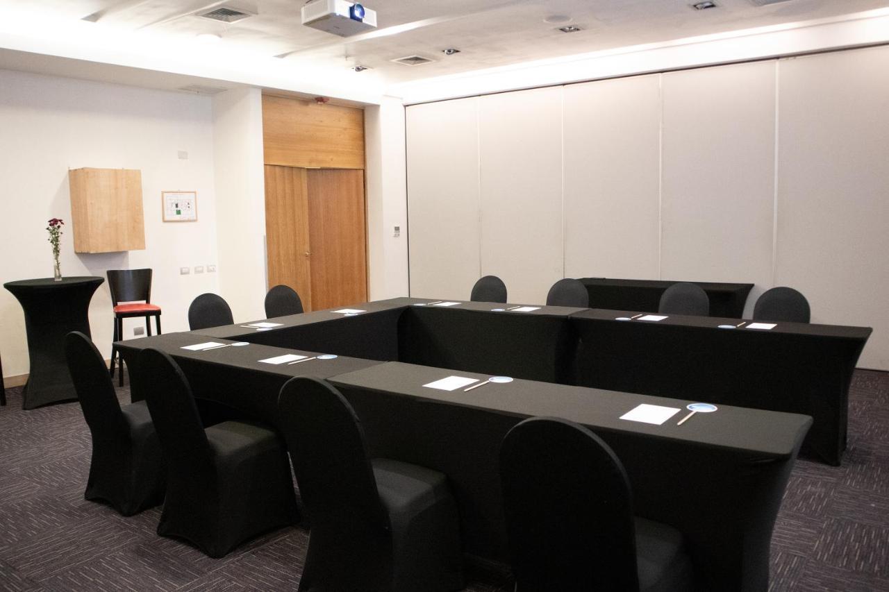 Hotel Wyndham Concepcion Pettra Exterior foto A meeting room at the hotel