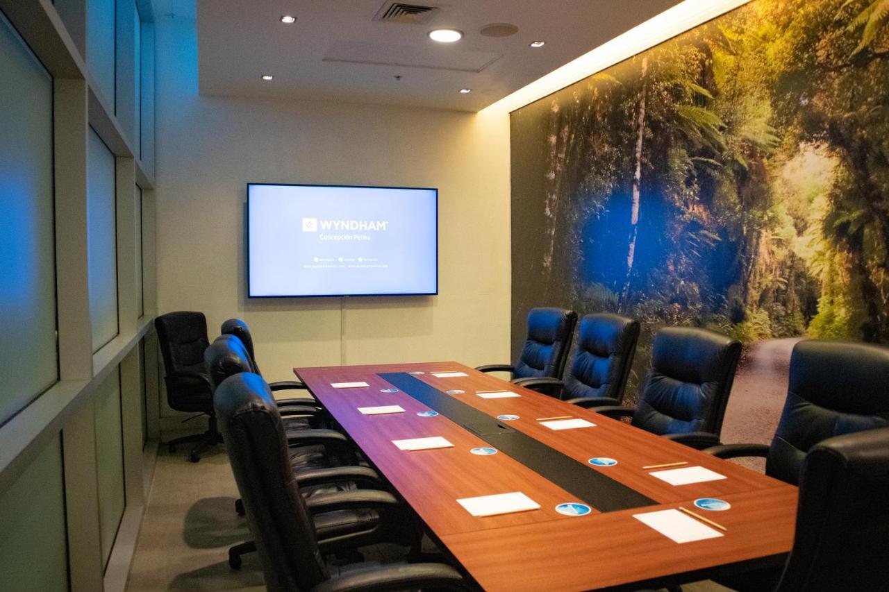 Hotel Wyndham Concepcion Pettra Exterior foto A meeting room at the headquarters of the National Oceanic and Atmospheric Administration
