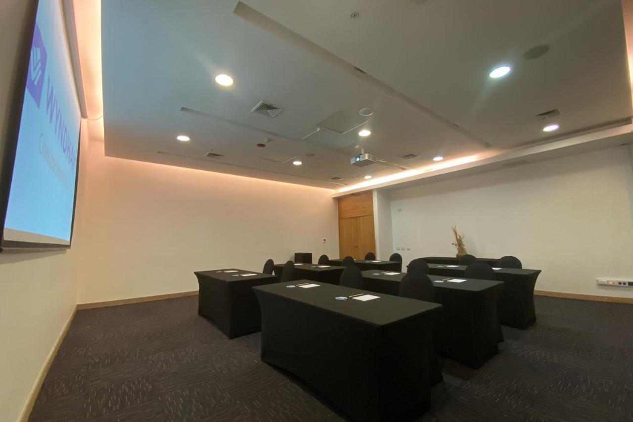 Hotel Wyndham Concepcion Pettra Exterior foto A meeting room at the National University of Singapore